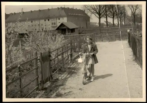 Menschen/Soziales Leben - Kinder Mädchen mit Roller 1954 Privatfoto Foto