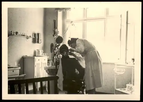 Foto  Berufe Zahnärztin bei der Arbeit 1944 Privatfoto Foto