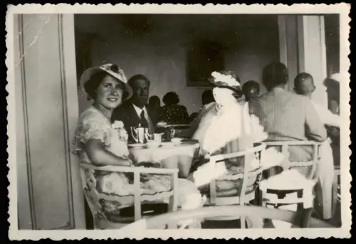 Foto  Menschen / Soziales Leben - Frauen im Cafe 1953 Privatfoto Foto