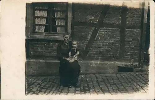 Ansichtskarte  Menschen / Soziales Leben - Frau mit Kind vor Fachwerkhaus 1913