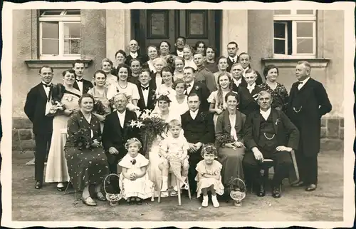Ansichtskarte  Hochzeit - Gruppenfoto vor dem Standesamt 1930