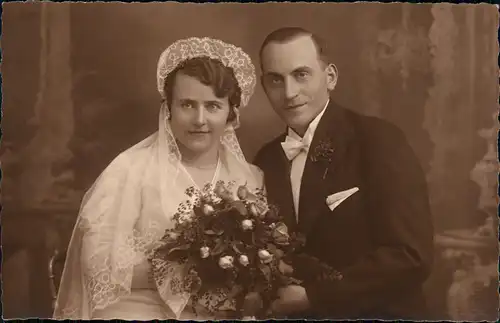 Ansichtskarte  Hochzeit - Braut in Spitze und Bräutigam 1936