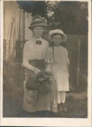 Menschen / Soziales Leben - Frau mit Kind in feiner Kleidung 1922 Privatfoto