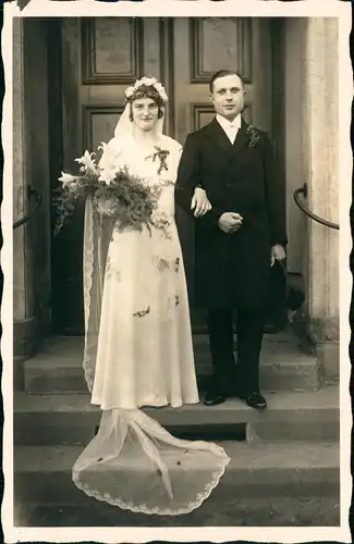Foto  Hochzeit - Braut mit langer Schleppe Bräutigam 1934 Privatfoto