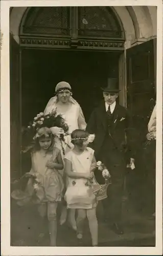 Ansichtskarte  Hochzeit - Braut Bräutigam und Blumenkinder 1930