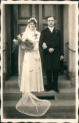 Foto  Hochzeit - Braut und Bräutigam lange Schleppe 1934 Privatfoto
