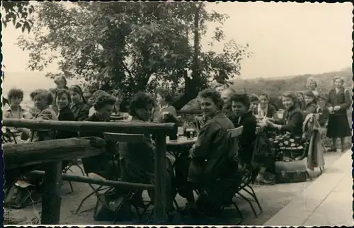 Menschen / Soziales Leben - Frauen beim Bier Ausflugslokal 1962 Privatfoto Foto