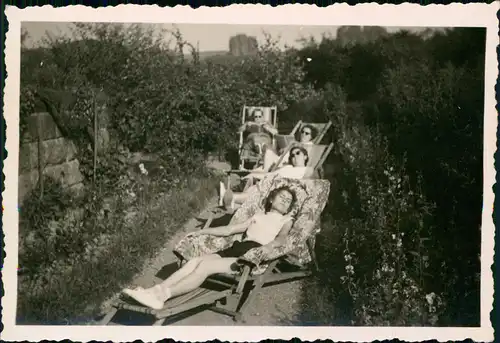 Menschen / Soziales Leben - Frauen im Liegestuhl 1960 Privatfoto Foto