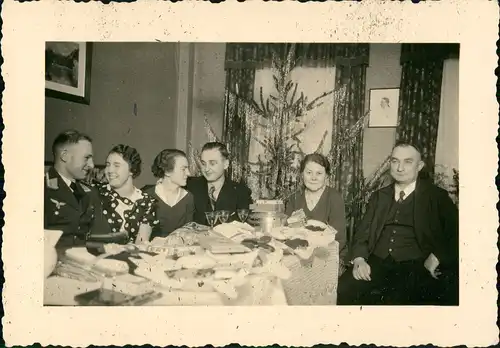 Weihnachten Christmas Familie vor dem Weihnachtsbaum Zeitgeschichte 1938  Foto