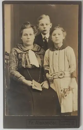 Mutter, Sohn, Tochter Atelierfoto: Alexander Delmenhorst 1912 Kabinettfoto