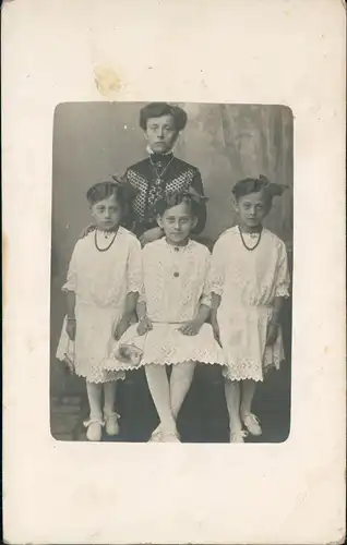 Kinder - Gruppenfoto Mädchen weiße Kleider strenge Mutter 1912 Privatfoto