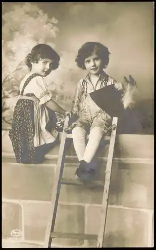Kinder Künstlerkarte Junge und Mädchen auf Mauer Fotokunst 1913