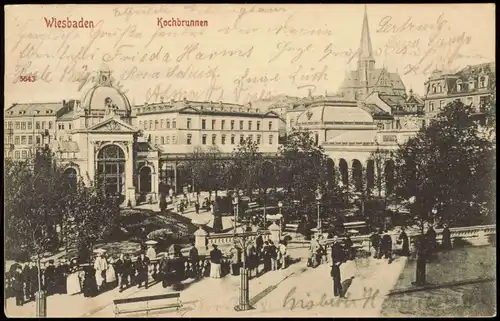 Ansichtskarte Wiesbaden Kochbrunnen, belebt 1904