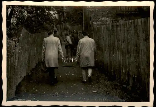 Menschen / Soziales Leben - Männe beim Bierkasten tragen 1956 Foto