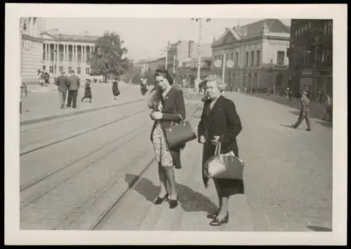 Menschen Soziales Leben Frauen an Straßenbahn Haltestelle 1939 Privatfoto Foto