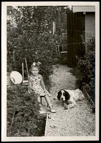 Menschen/Soziales Leben - Kinder Mädchen mit Hund im Garten 1954 Privatfoto Foto