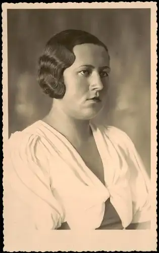 Menschen / Soziales Leben - Frau Porträt weiße Bluse 1930 Privatfoto Foto