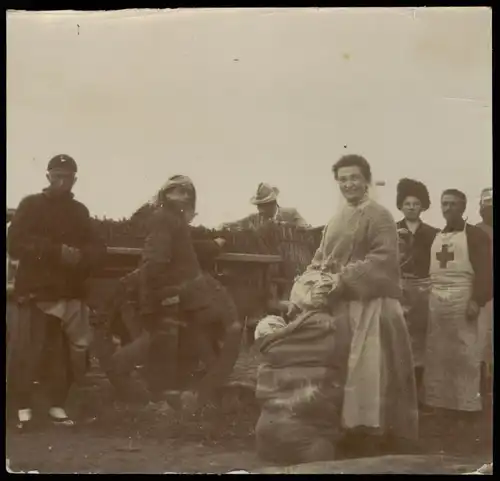 .Russland Rußland Россия Soldaten Sanitäterinnen am Wagen 1906 Privatfoto Foto