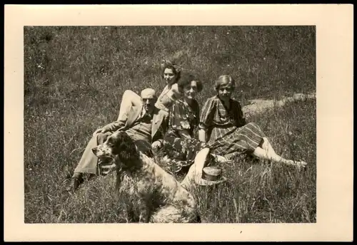 Foto  Frauen und Mann mit Hund liegend auf Wiese 1930 Privatfoto Foto