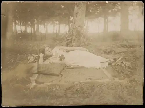 .Russland Rußland Россия Krankenschwester Militär auf Decke 1905 Privatfoto Foto