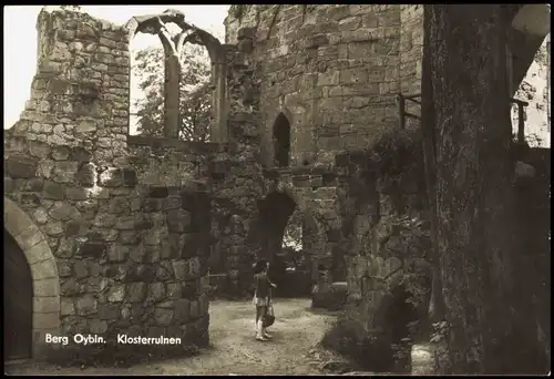 Ansichtskarte Oybin Frau in den Klosterruinen 1982