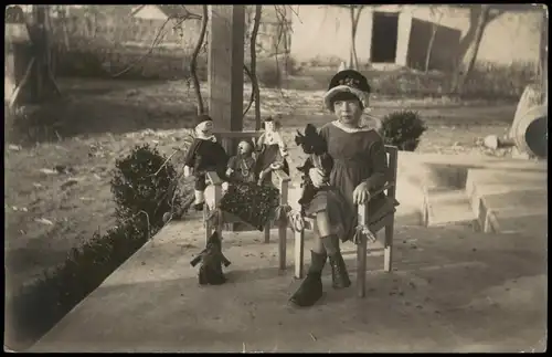 Kinder Mädchen in feiner Kleidung mit Püppchen 1922 Privatfoto Foto