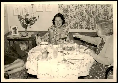 Menschen / Soziales Leben - Frauen beim Abendbrot 1940 Privatfoto Foto