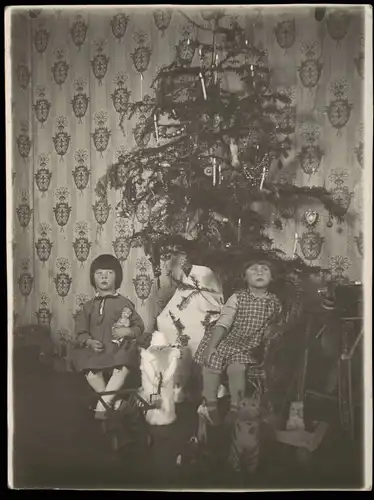 Kinder am Weihnachtsbaum Christmas Weihnachten Zeitgeschichte 3