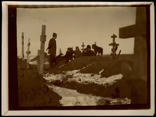 .Russland Rußland Россия Soldaten an der Grabstätte 1905 Privatfoto Foto
