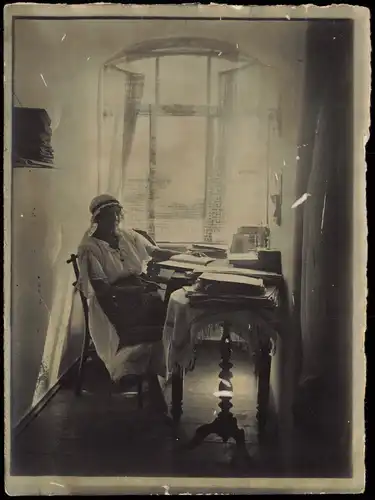Menschen / Soziales Leben - Frau am Schreibtisch 1905 Privatfoto Foto