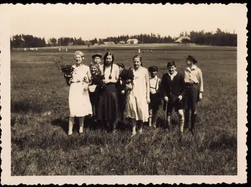 Foto  Kinder mit Blumen auf der Wiese 1934 Privatfoto Foto