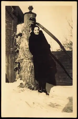 Foto  Schöne Frau vor Wasserpumpe 1940 Privatfoto Foto