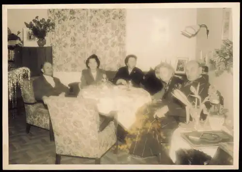 Menschen / Soziales Leben - Familienfoto Wohnzimmer 1940 Privatfoto Foto