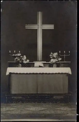 Foto  Altar mit Kreuz, Bibel und Kerzenständern 1919 Privatfoto