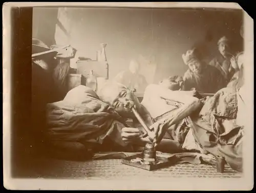 China  中國 中国 Typen alter Chinese  Opium rauchen Zeitgeschichte 1905 Privatfoto