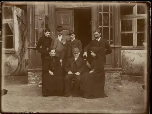 .Russland Rußland Россия feine Herrschaften vor Haus 1905 Privatfoto Foto