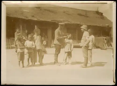 China 中國 / 中国 russischer Soldat mit Kindern 1905 Privatfoto Foto