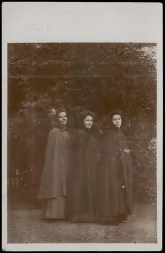 Menschen / Soziales Leben schöne Frauen im Mantel 1908 Privatfoto Foto