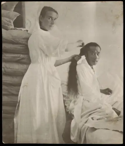 .Russland Rußland Россия Sanitäterin mit Chinesen Typen AK 1905 Privatfoto Foto