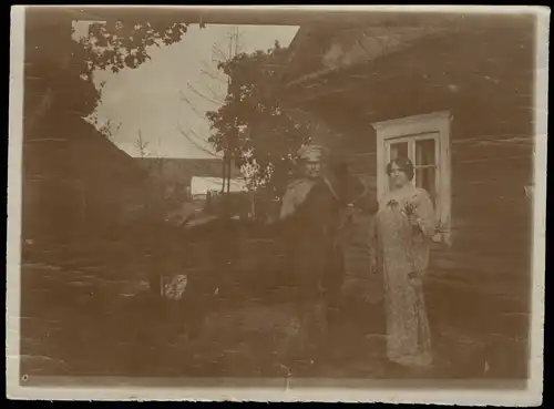.Russland Rußland Россия Soldat und Frau vor Blockhütte 1905 Privatfoto Foto