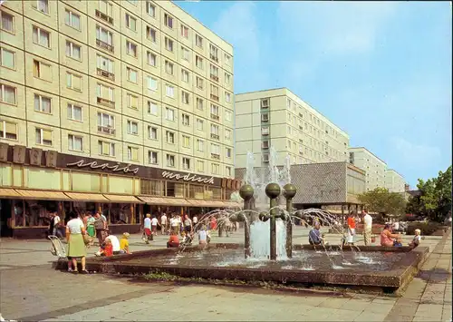 Magdeburg Karl Marx Straße mit Neubauten und Springbrunnen im Vordergrund 1983
