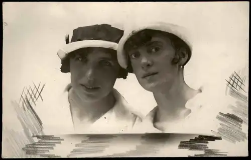 Foto  Menschen / Soziales Leben schöne Frauen Hut 1918 Privatfoto