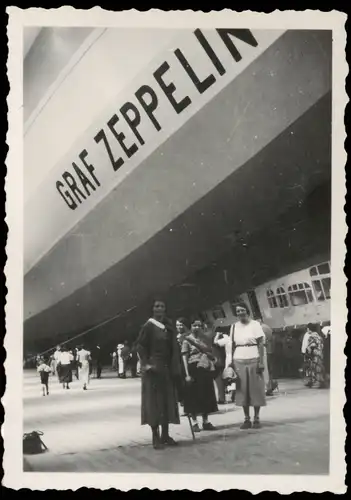 Foto  Flugwesen - Zeppelin Frauen vor dem Luftschiff 1935 Foto