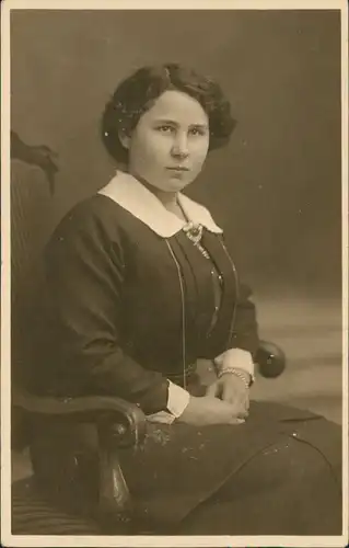 Ansichtskarte  Menschen   Frau 1915  gel. Stempel Zehlendorf Wannseebahn