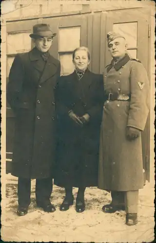 Foto  Soldat, Sohn und Frau - Militaria WK2 1939 Privatfoto