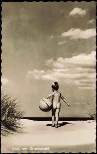 Ansichtskarte .Mecklenburg-Vorpommern Mädchen mit Ball an der Ostsee 1962