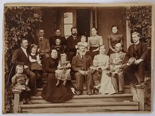 Menschen / Soziales Leben - Familienfoto in Lettland 1911 Privatfoto Foto