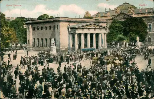 Ansichtskarte Mitte-Berlin Neue Wache, Menschenauflauf 1909