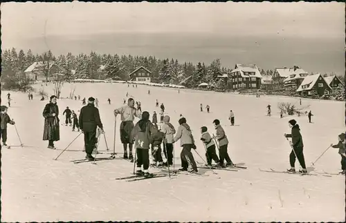 Ansichtskarte Braunlage Panorama-Ansicht, Ski-Schule, Ski-Läufer 1960