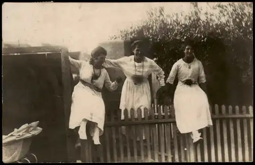 Ansichtskarte  Frauen  weiße Kleider auf dem Gartenzaun 1919 Stempel Magdeburg
